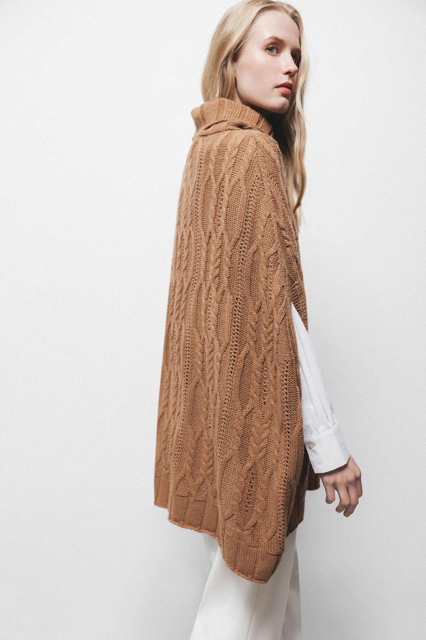 Poncho in maglia strutturata con collo alto