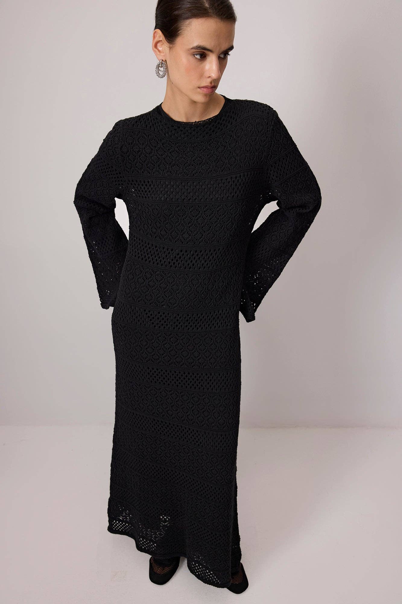 Abito lungo in maglia crochet con maniche lunghe