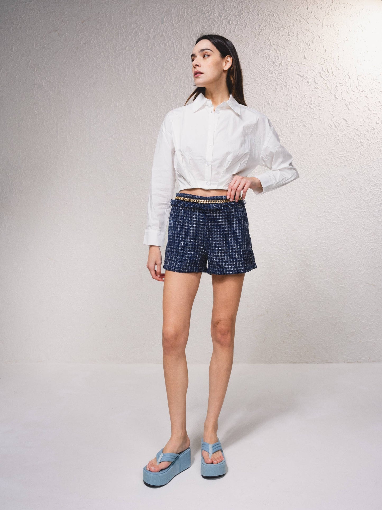 Shorts effetto tweed con catena