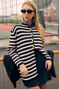 Cardigan lungo a righe con bottoni dorati