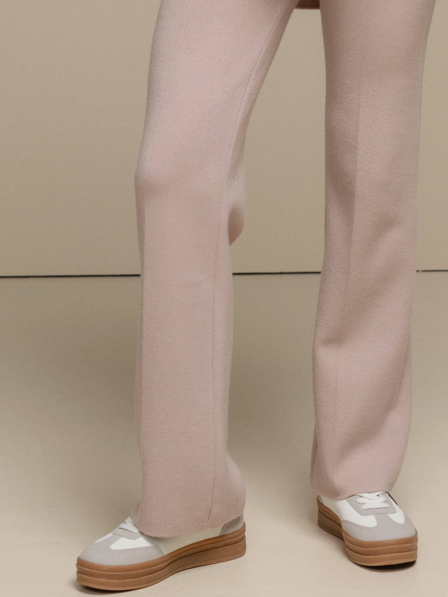 Pantaloni a zampa in maglia morbida da donna