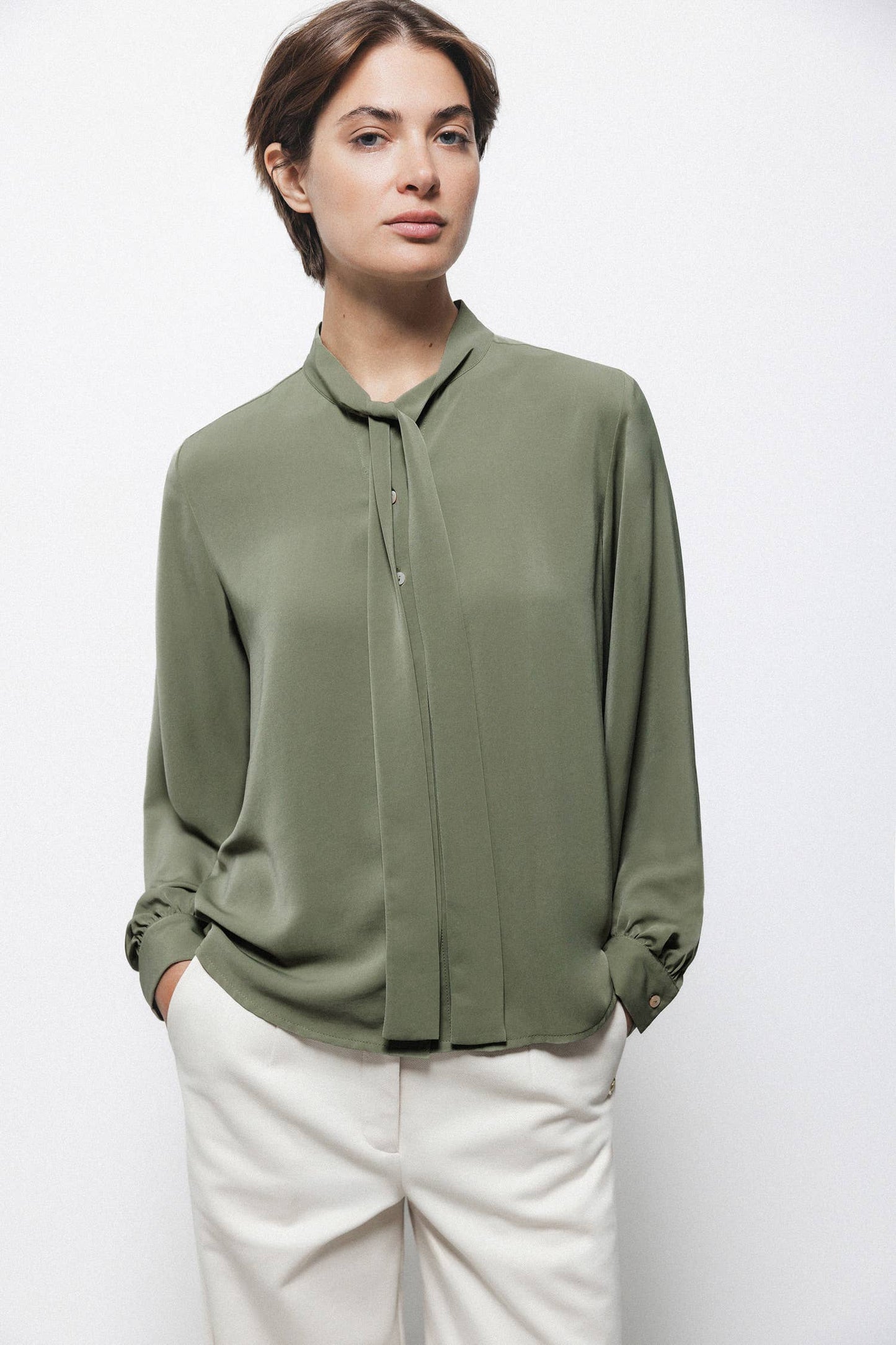 Blusa con fiocco al collo verde salvia