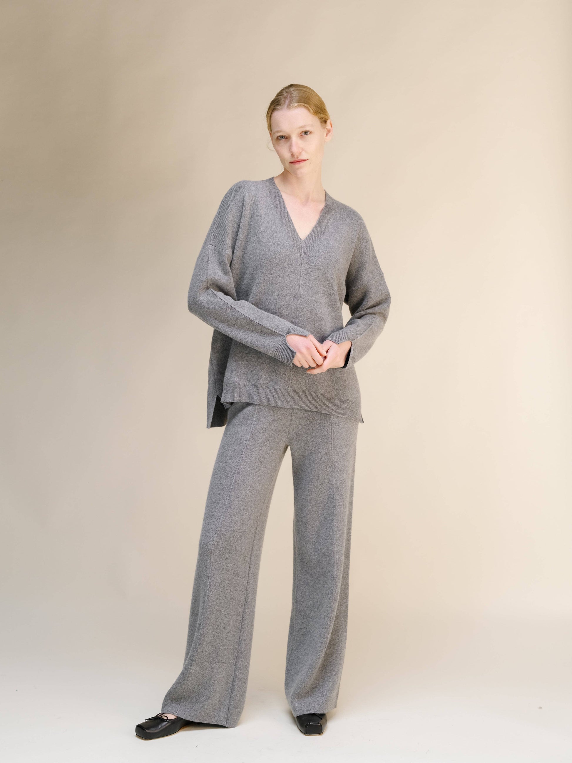 Maxi maglia oversize in misto cashmere con scollo a V e spacchi laterali