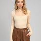 Top a costine nude con scollo quadrato