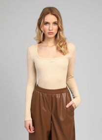 Top a costine nude con scollo quadrato