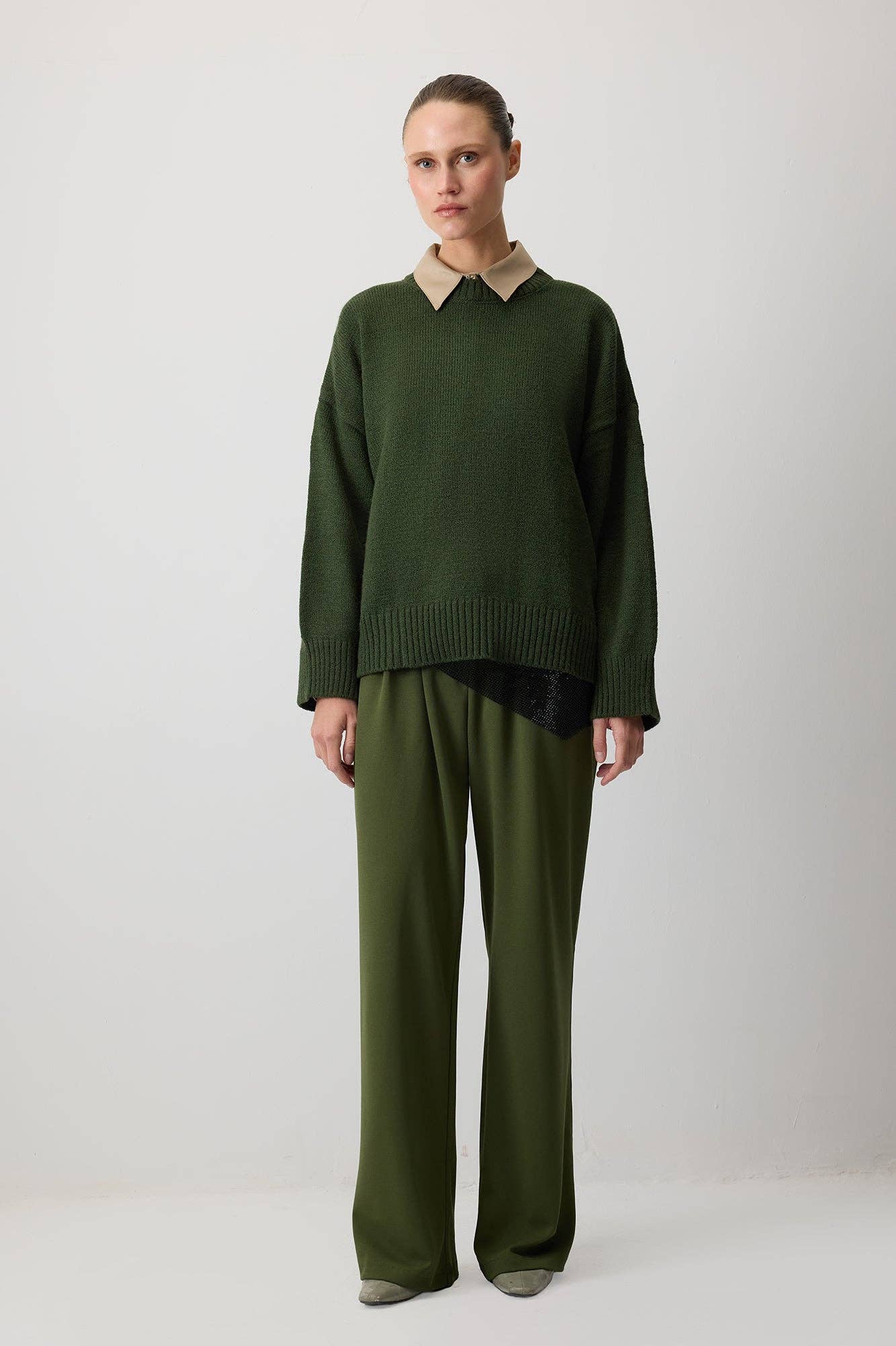 Maglione basic in maglia verde con colletto a contrasto