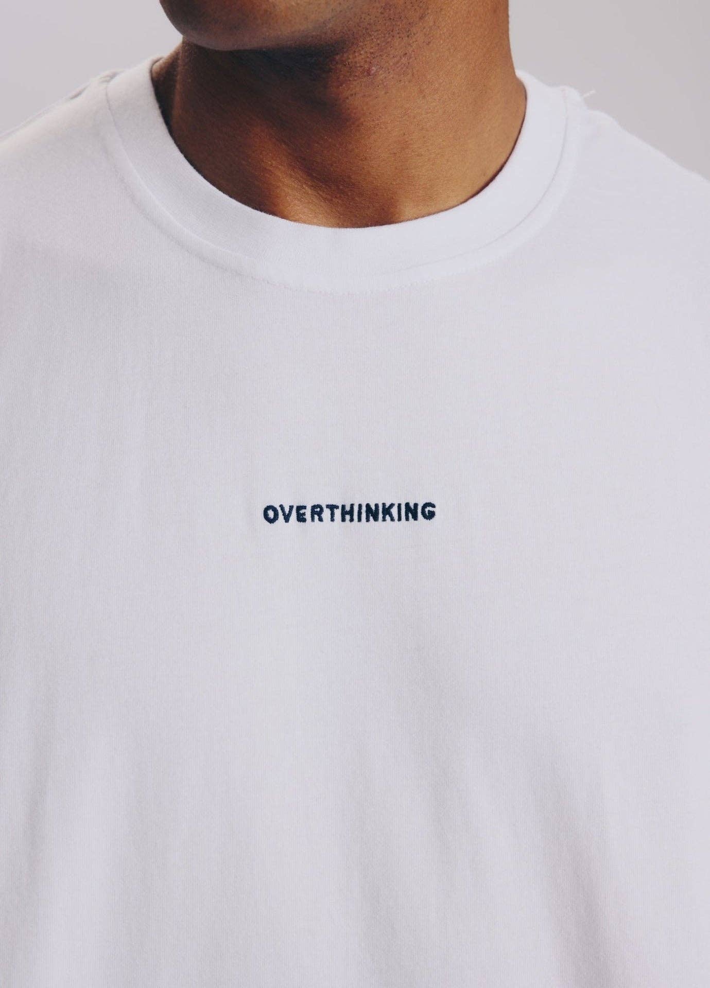 T-shirt oversize con scritta Overthinking