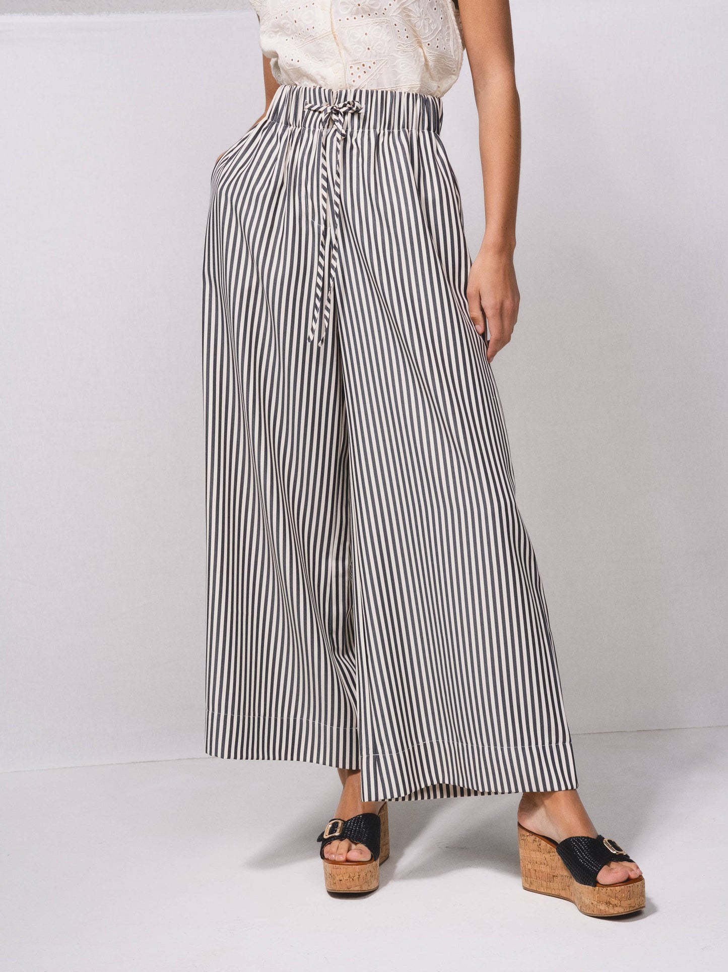 Pantaloni palazzo a righe con vita elasticizzata e laccio