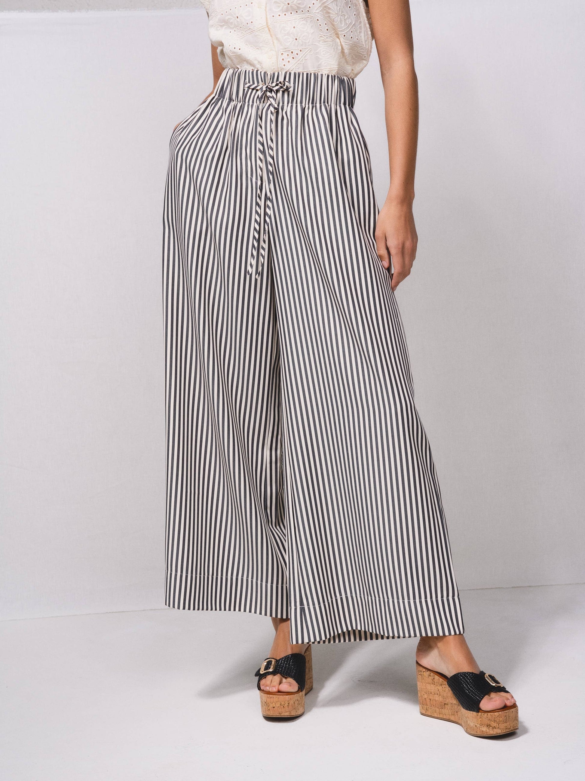 Pantaloni palazzo a righe con vita elasticizzata e laccio