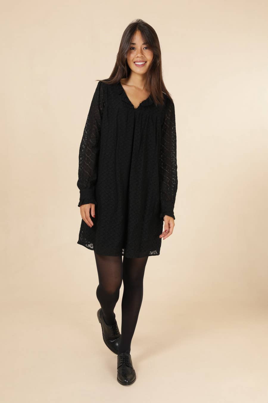 Abito corto in pizzo nero con scollo a V e volant