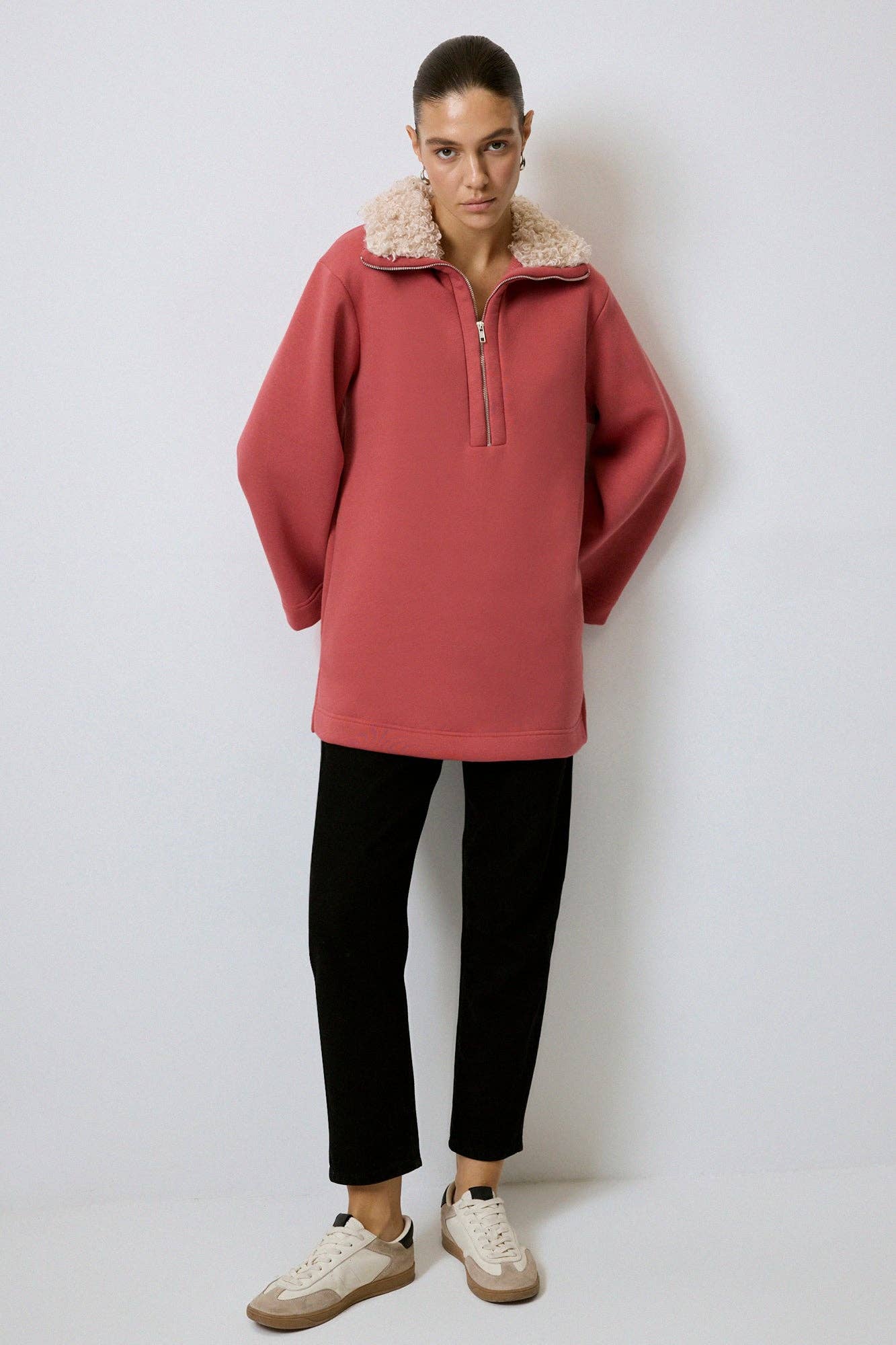 Felpa oversize con colletto in pelliccia sintetica e mezza zip in cotone