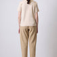 T-shirt in cotone beige con collo a costine a contrasto
