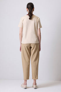 T-shirt in cotone beige con collo a costine a contrasto