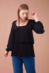 Blusa plissettata nera con scollo squadrato