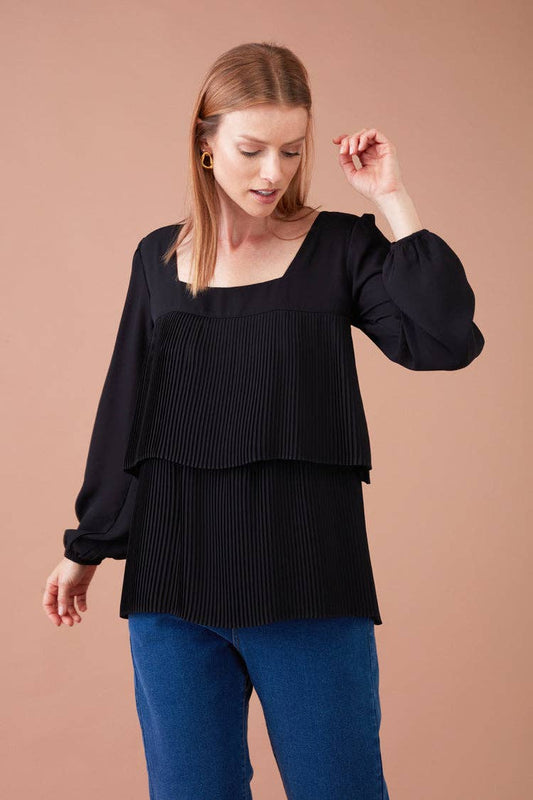 Blusa plissettata nera con scollo squadrato