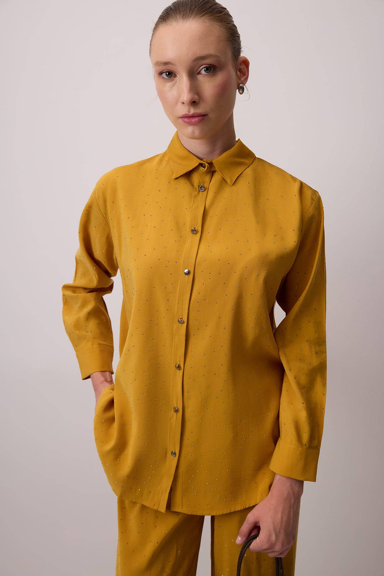 Completo camicia e pantaloni con ricami di pietre