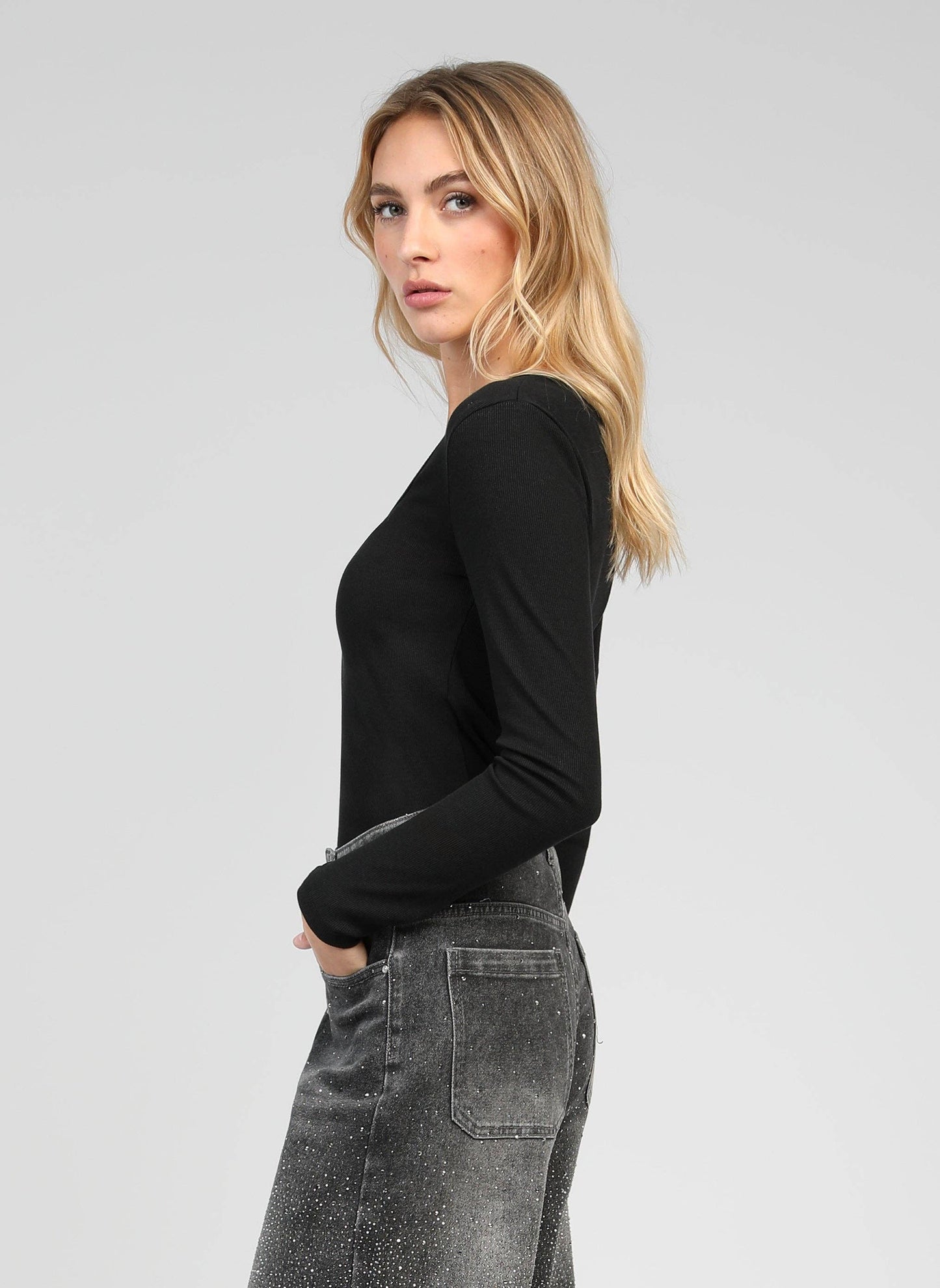 T-shirt nera a costine con scollo quadrato