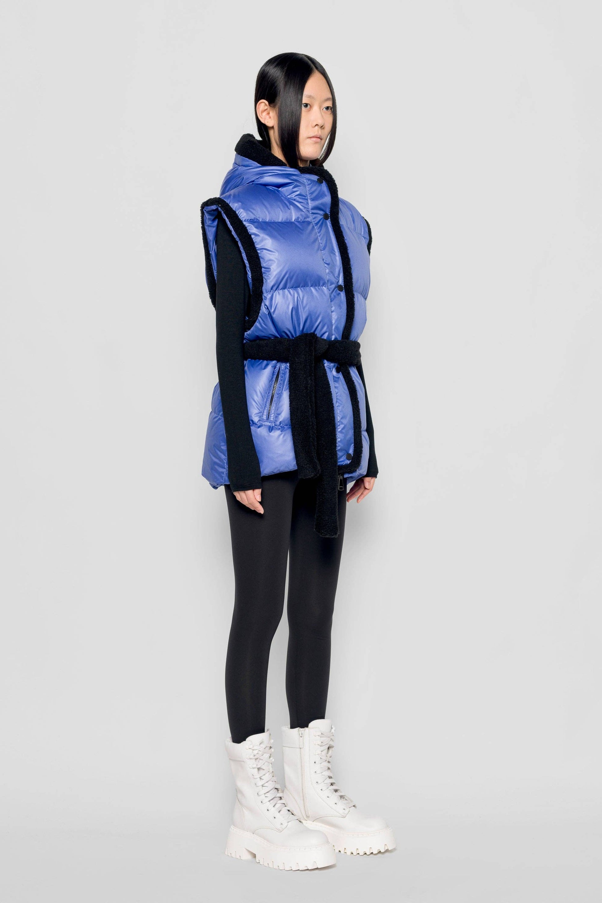 Gilet imbottito con cappuccio e cintura in eco shearling