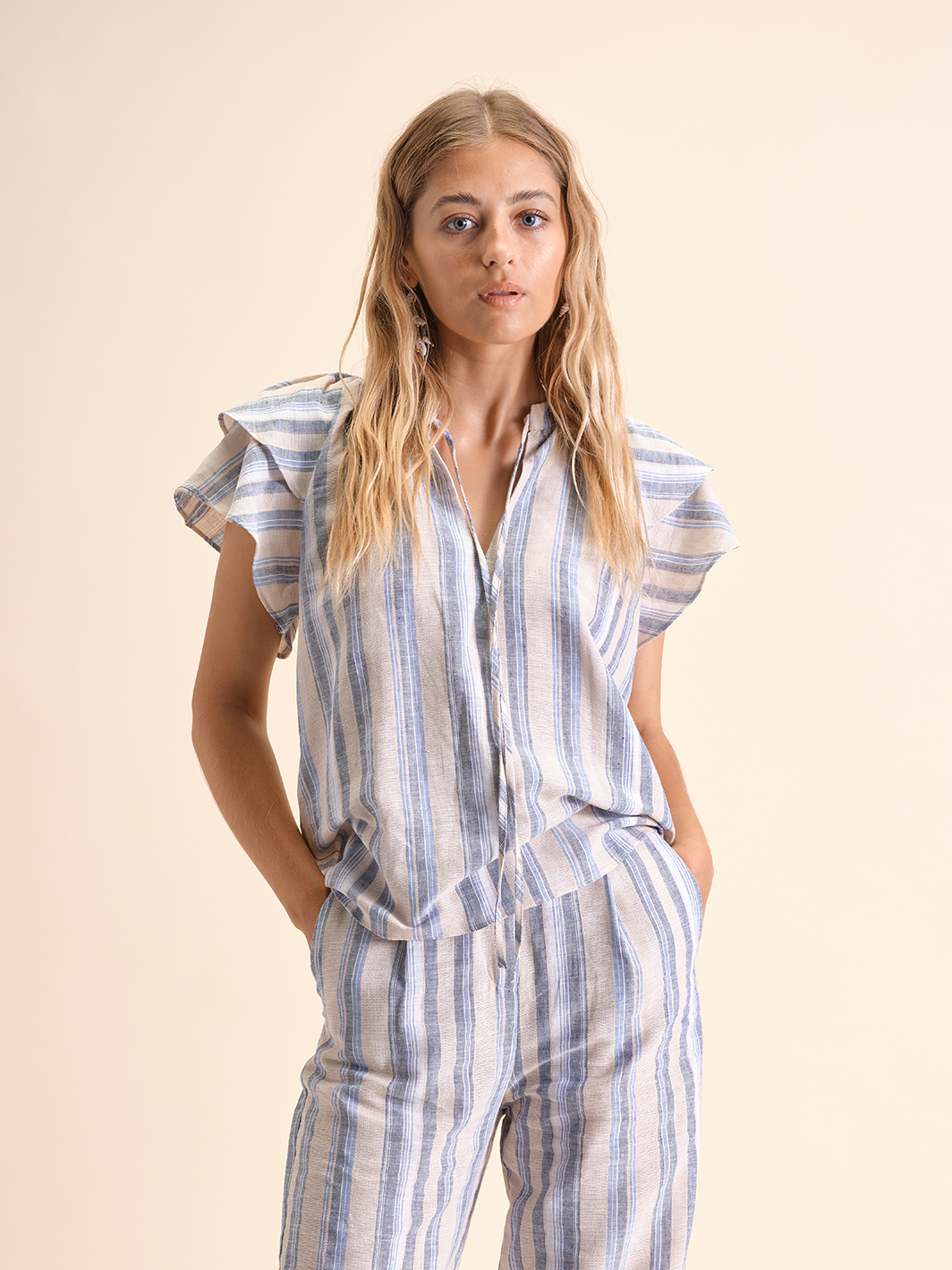 Blusa a righe in cotone e lino con maniche a volant