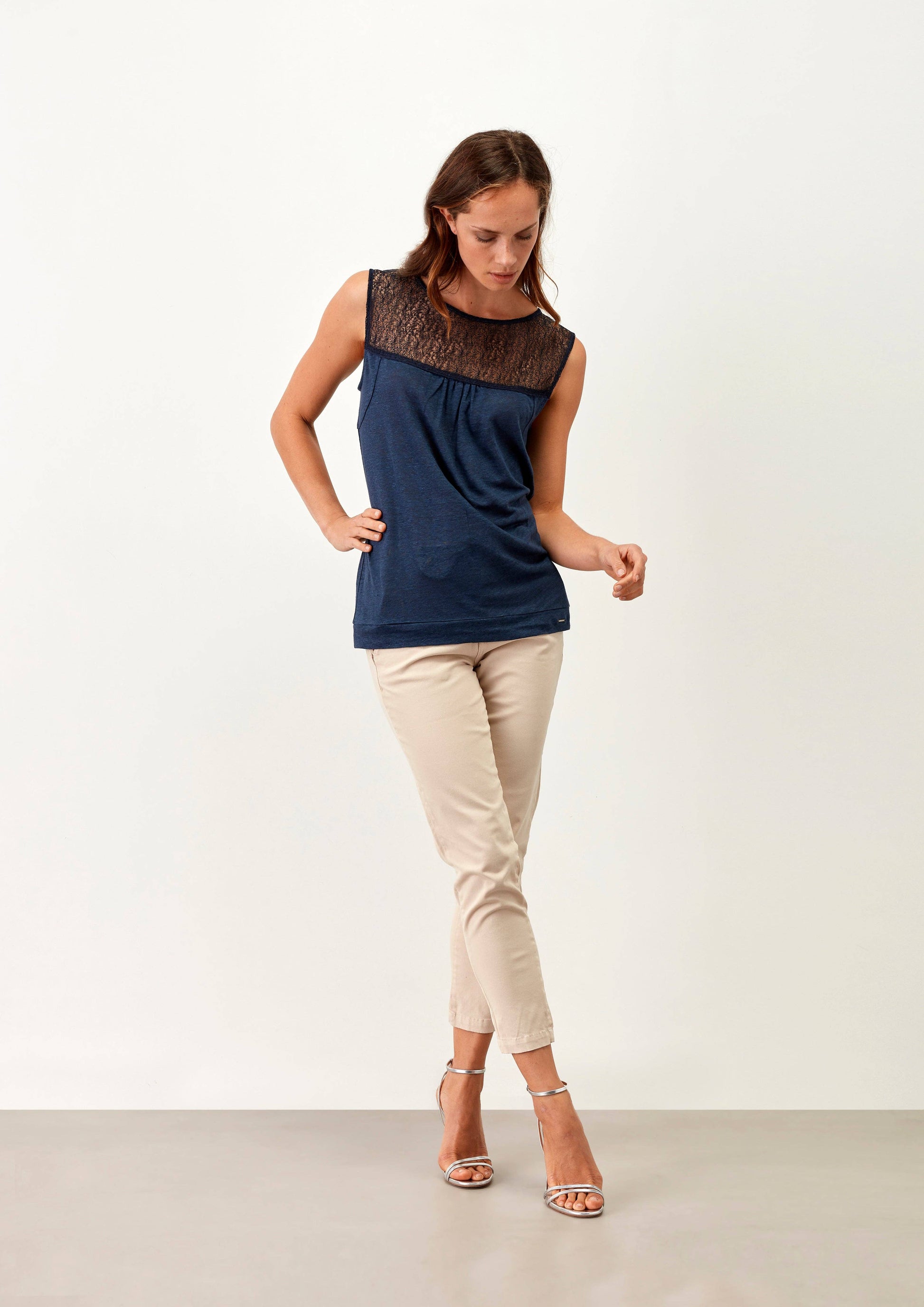 Top in lino con inserto in pizzo da donna