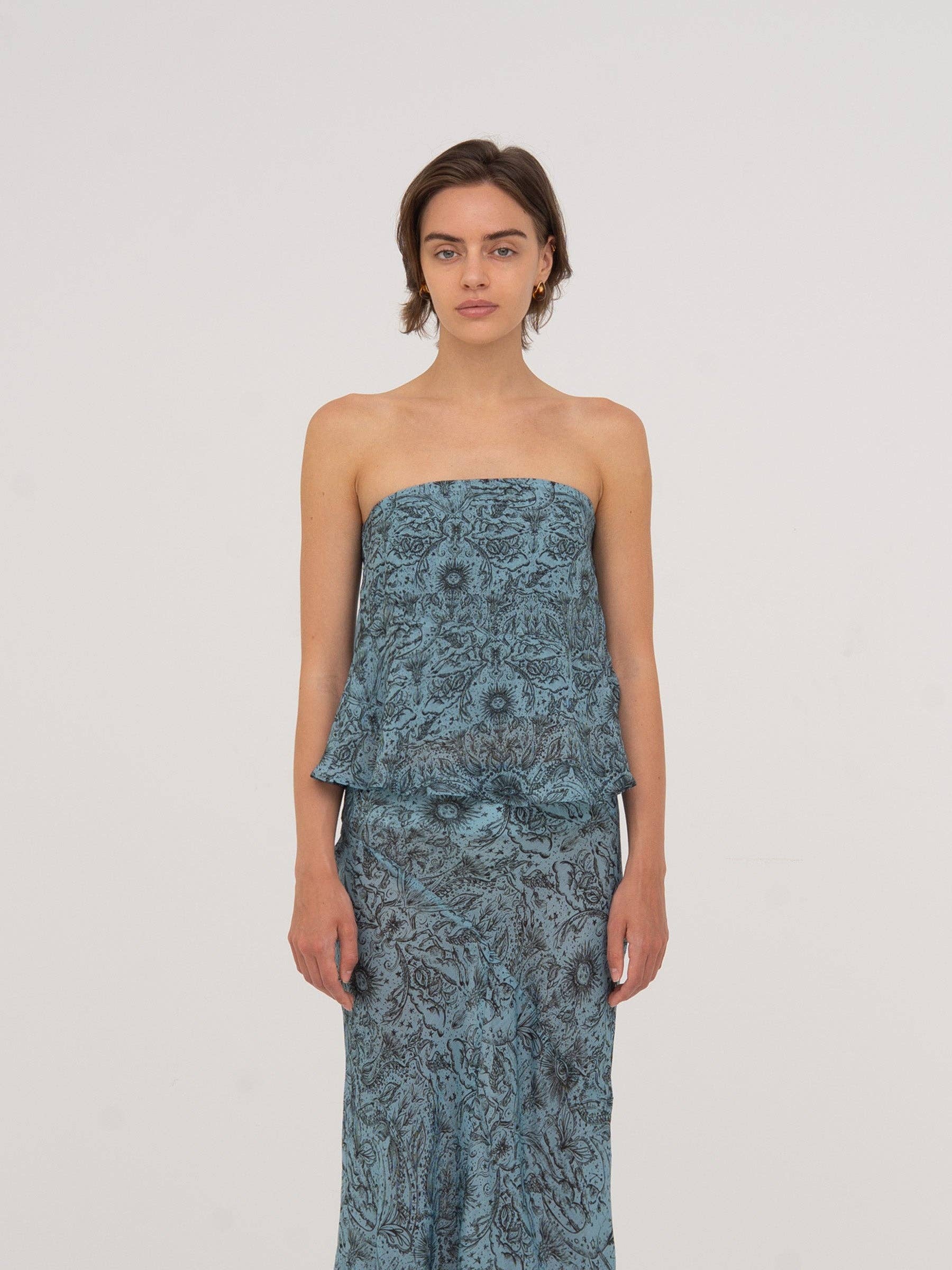 Top a fascia blu con stampa celestiale