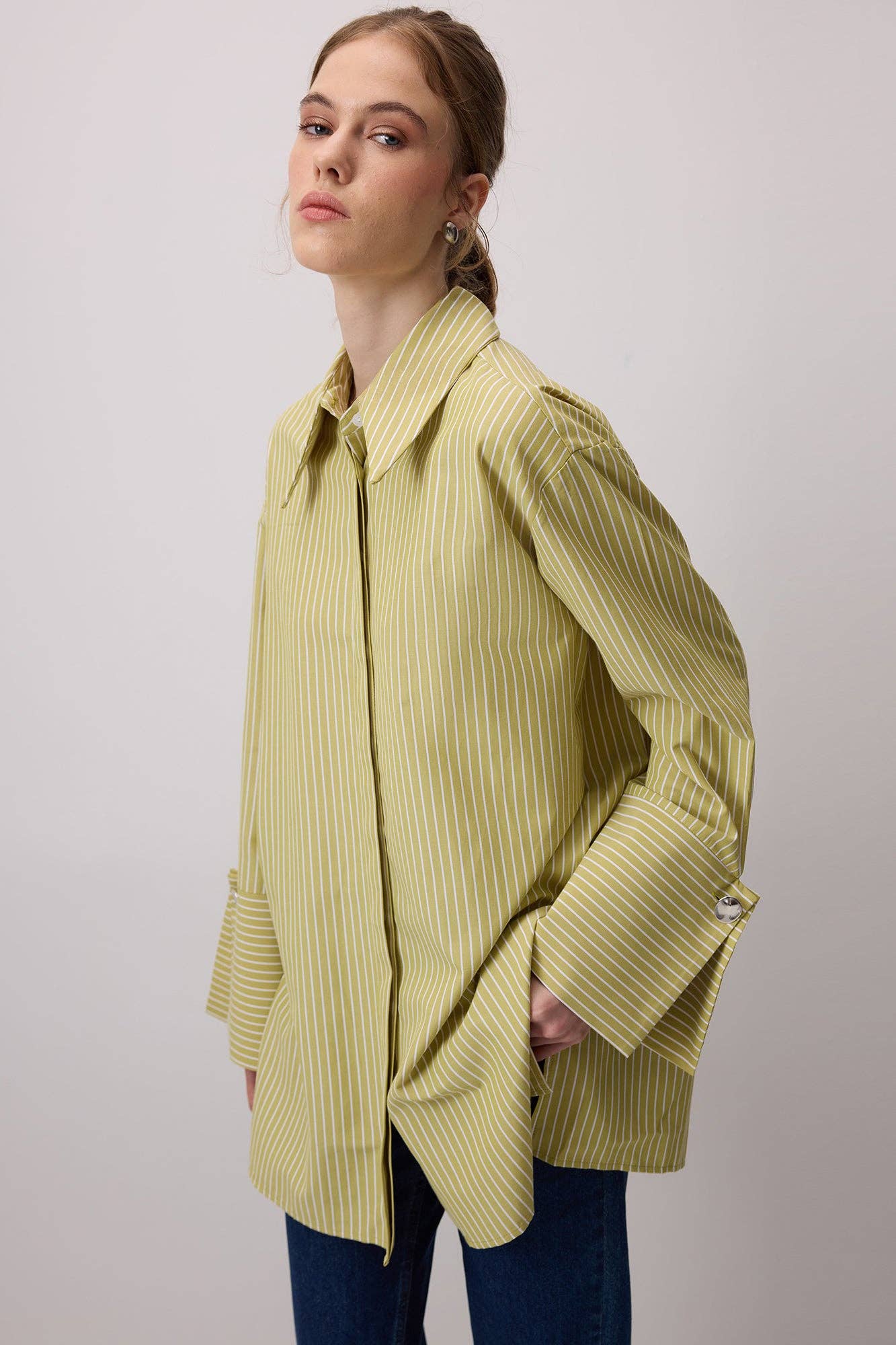 Camicia a righe con polsini ampi