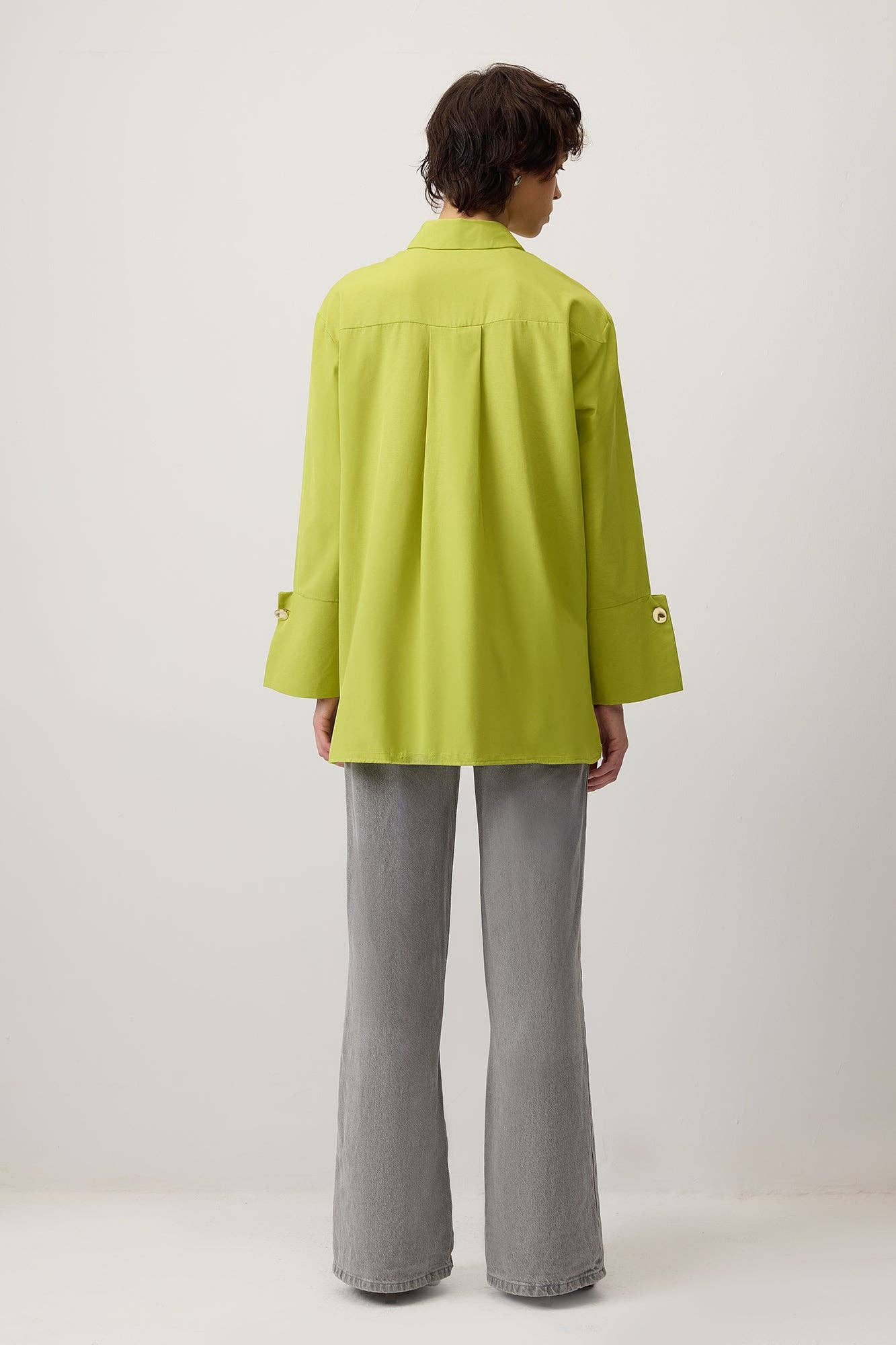Camicia in popeline verde con polsini ampi