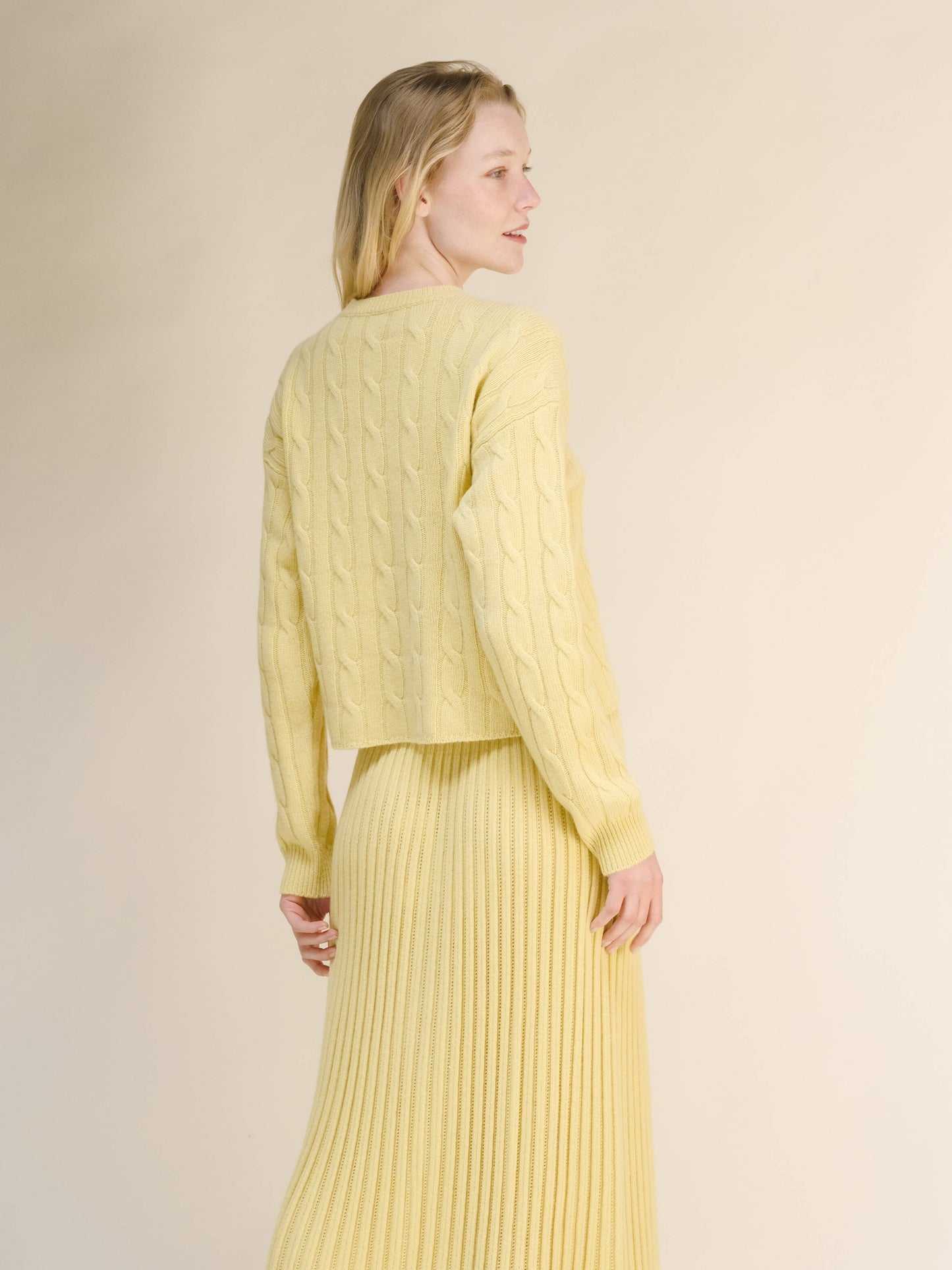 Maglione corto a trecce in misto cashmere girocollo