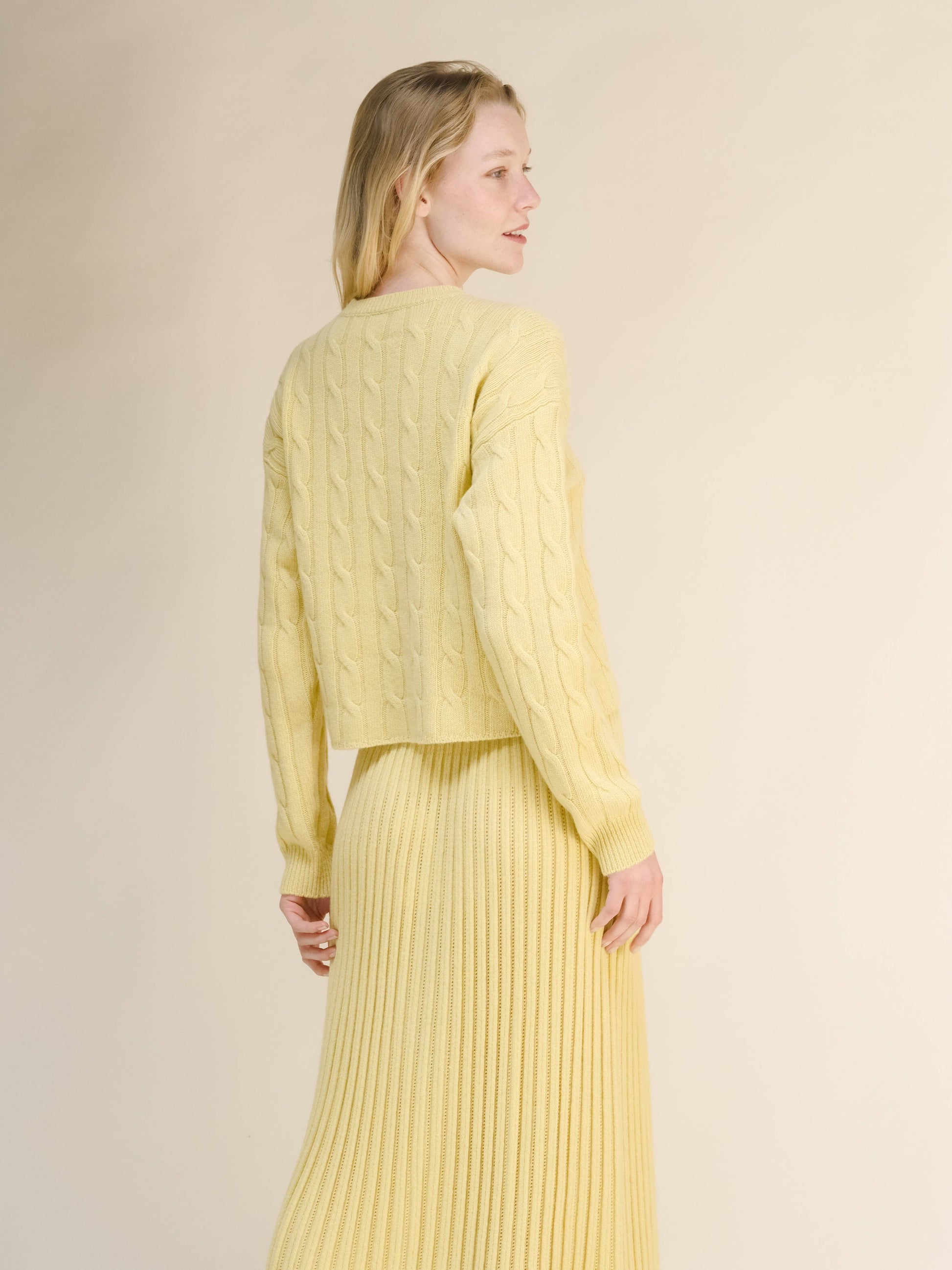 Maglione corto a trecce in misto cashmere girocollo