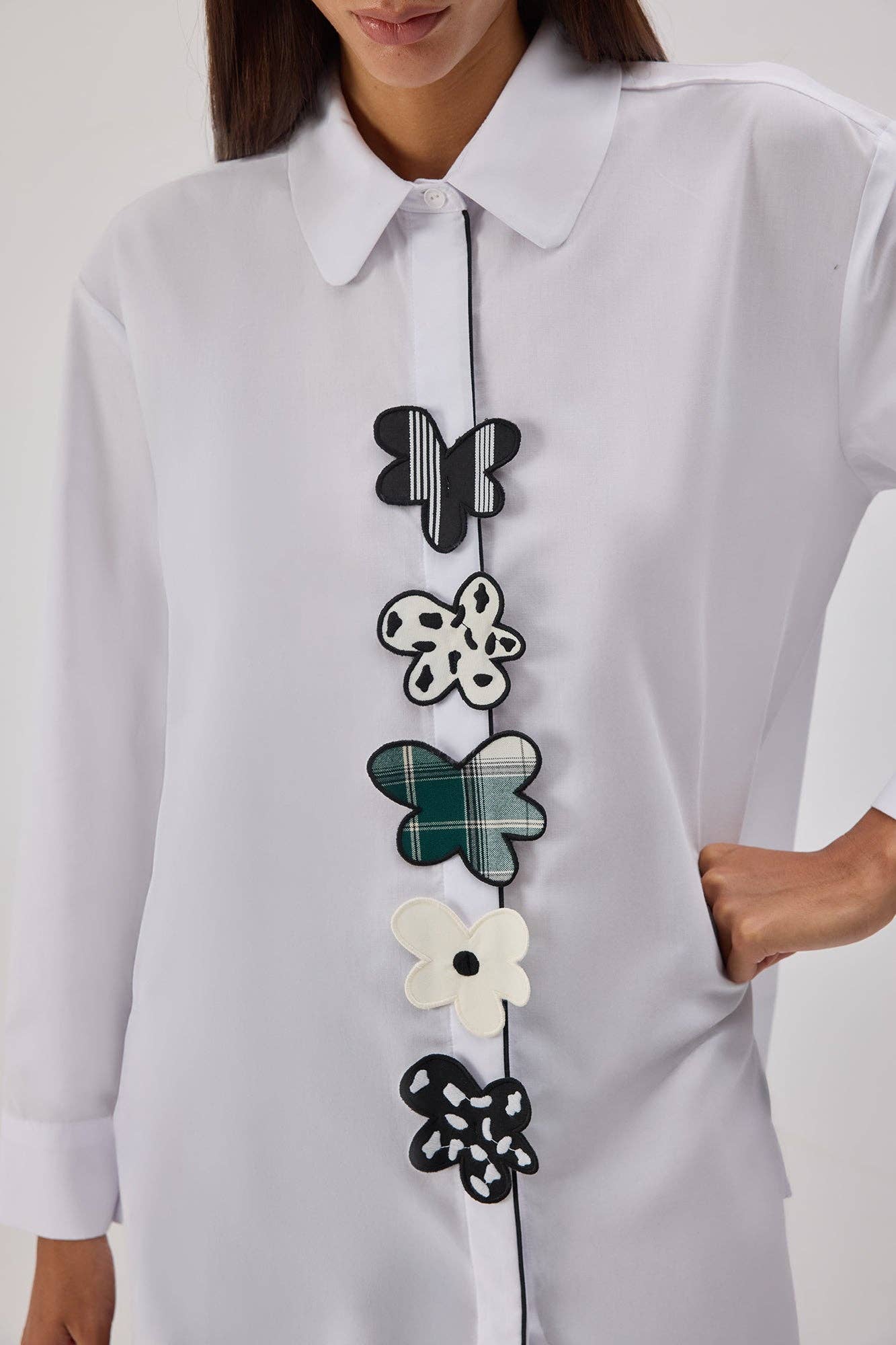 Camicia in popeline con applicazioni floreali