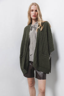 Mantella in maglia con tasche