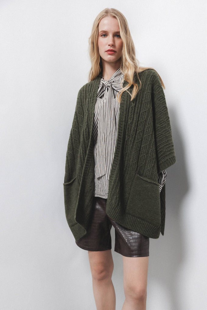 Mantella in maglia con tasche