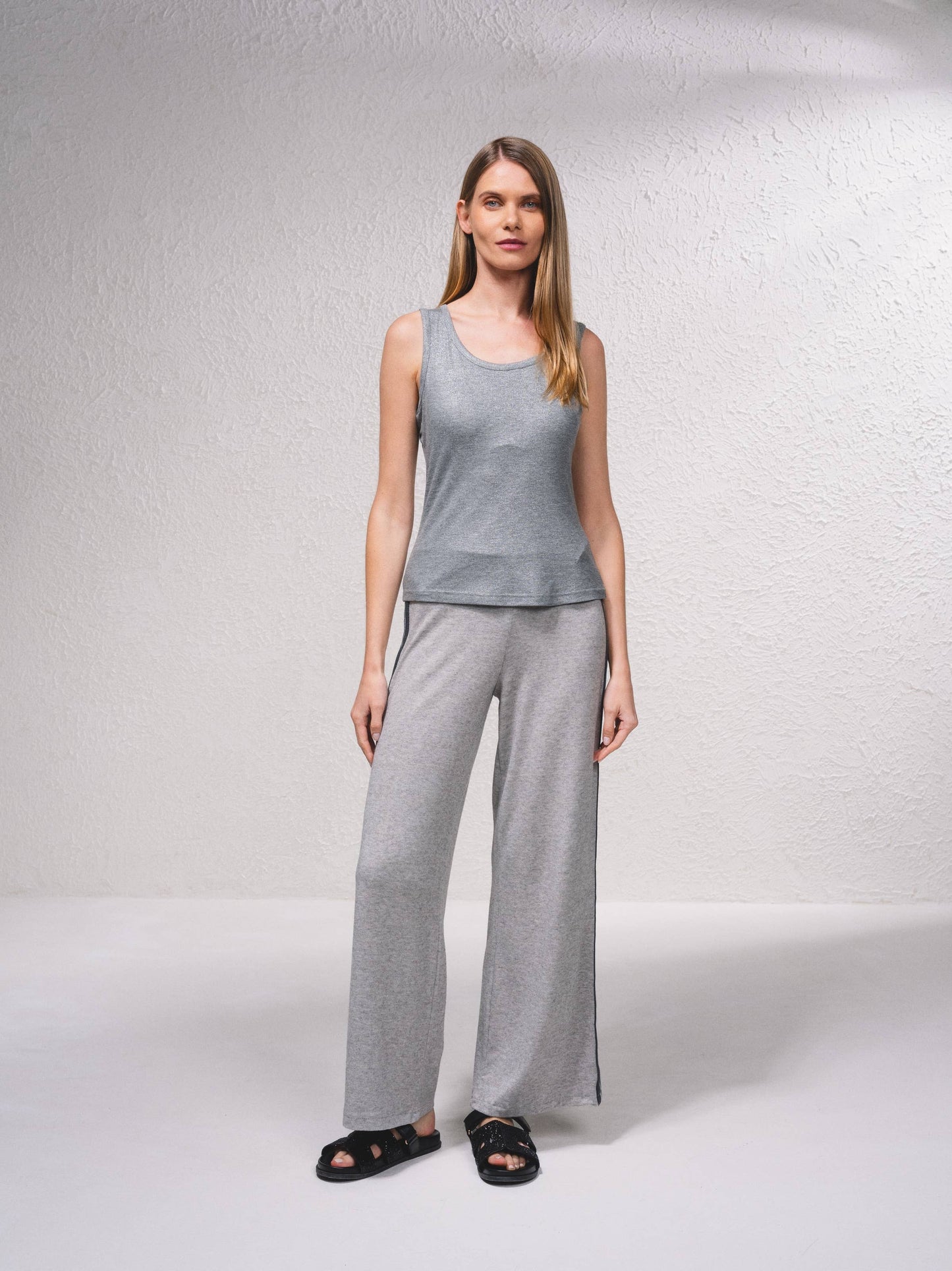 Top basic a canotta con scollo rotondo