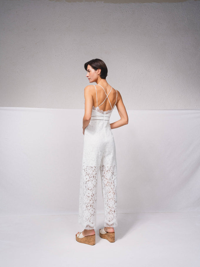 Tuta intera in pizzo con scollo a V e spalline incrociate