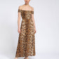 Abito lungo animalier con scollo off-shoulder