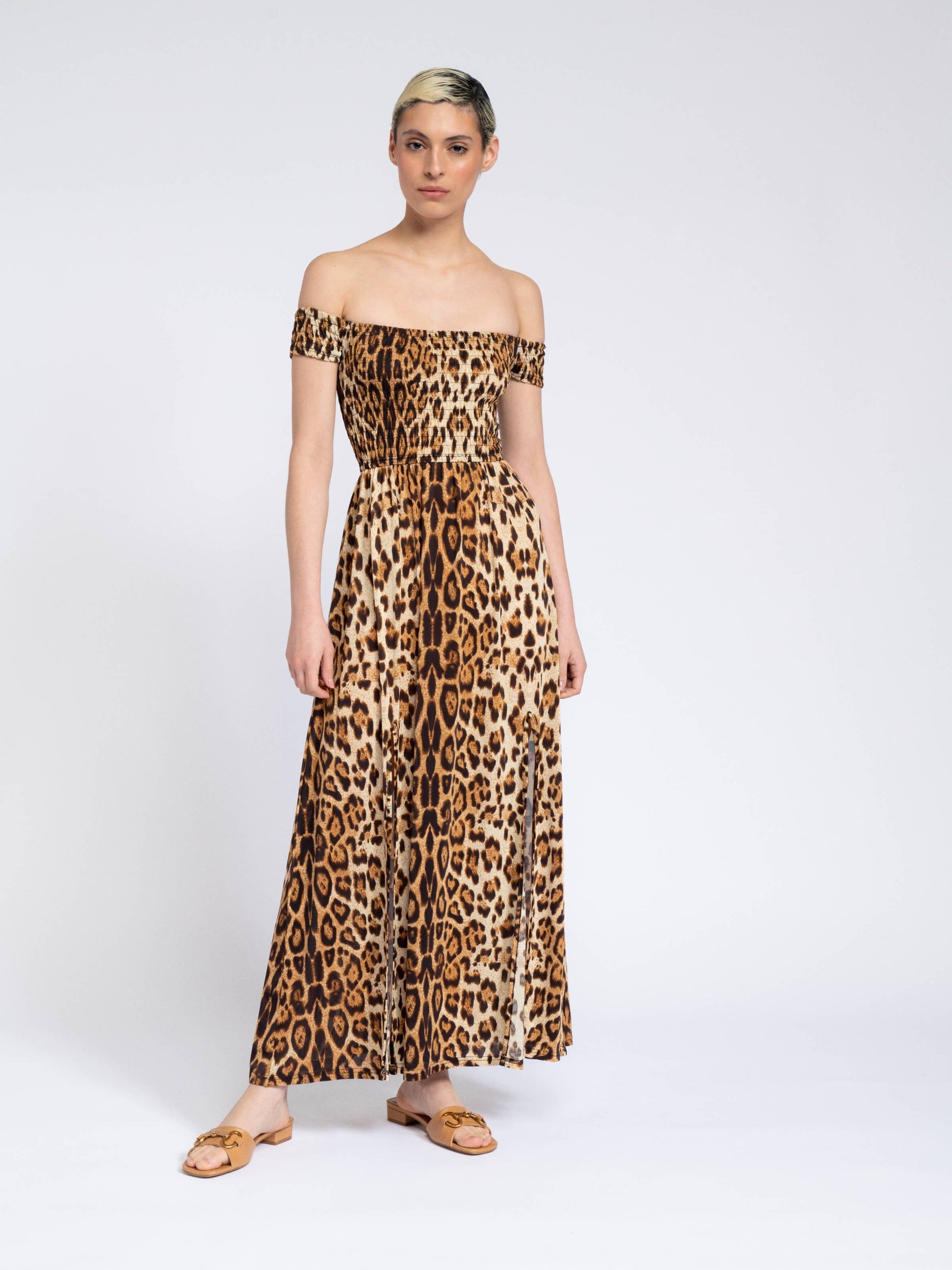 Abito lungo animalier con scollo off-shoulder