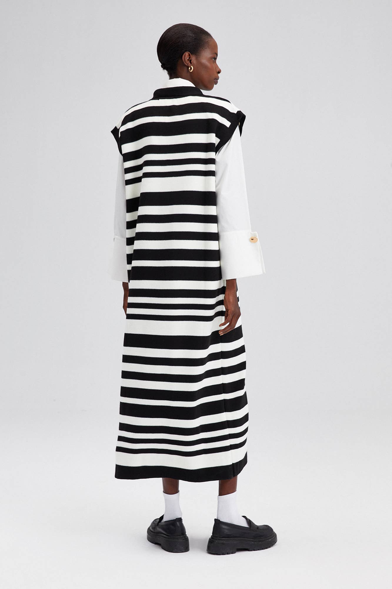 Abito maxi in maglia a righe senza maniche con collo alto