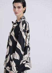 Blusa fluida con fiocco e stampa grafica