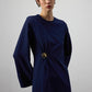 Camicetta drappeggiata blu navy con accessorio in metallo