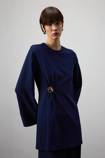 Camicetta drappeggiata blu navy con accessorio in metallo