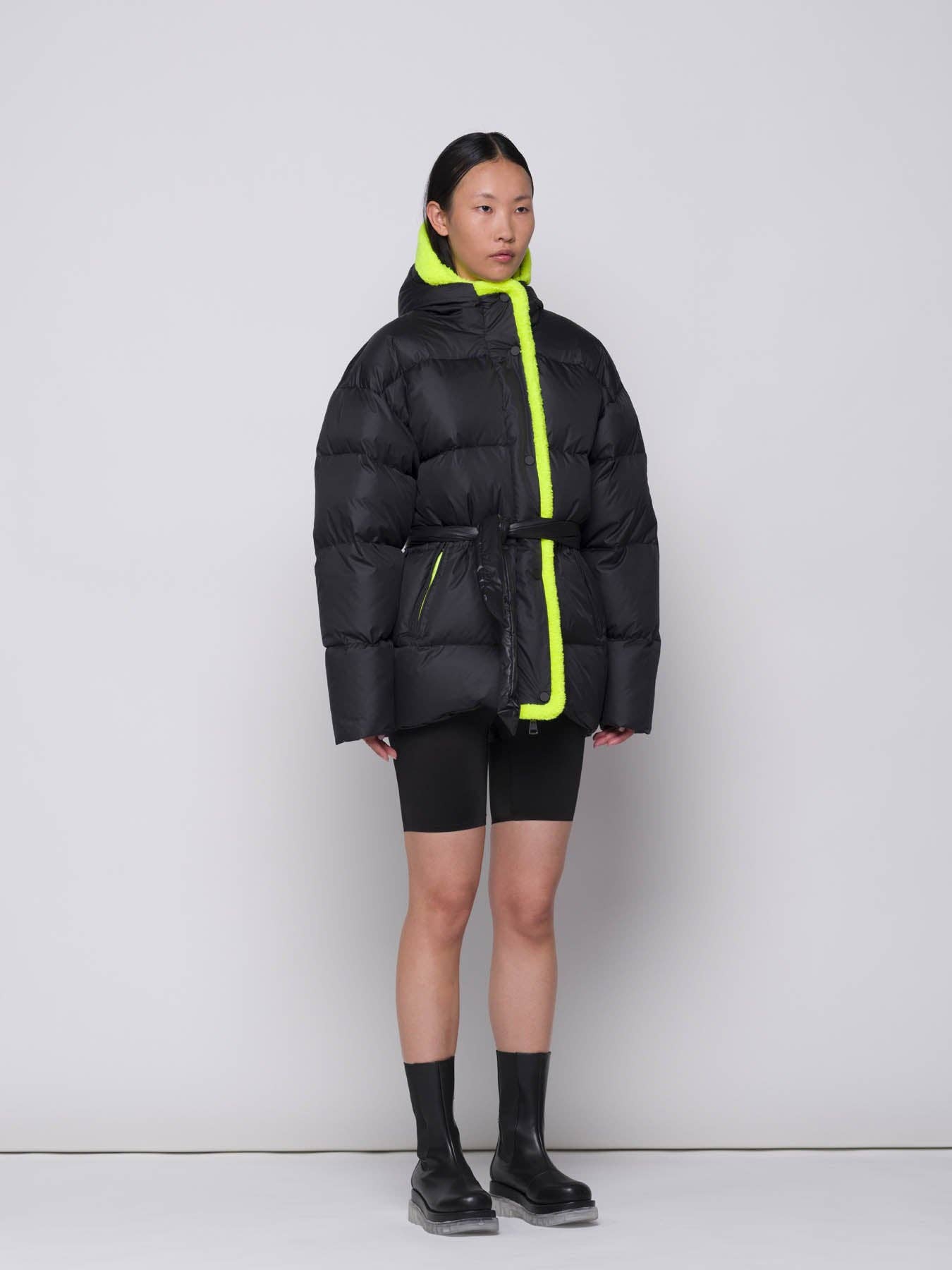 Piumino puffer con cintura bicolore nero e giallo fluo