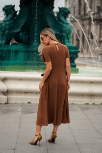 Abito midi in maglia con fiocchi laterali