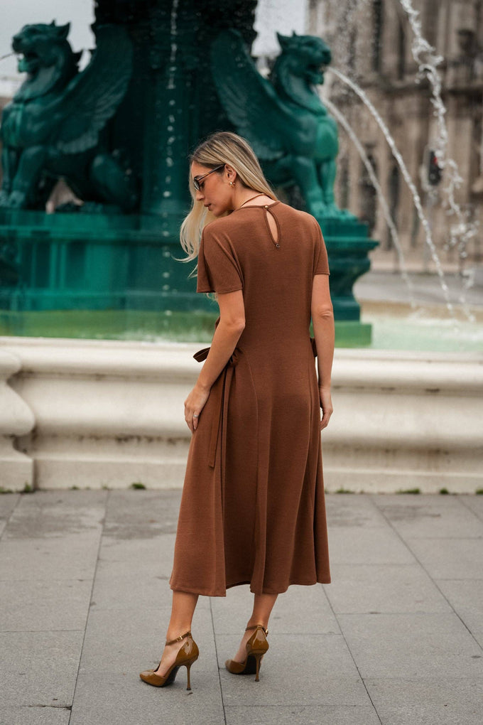 Abito midi in maglia con fiocchi laterali
