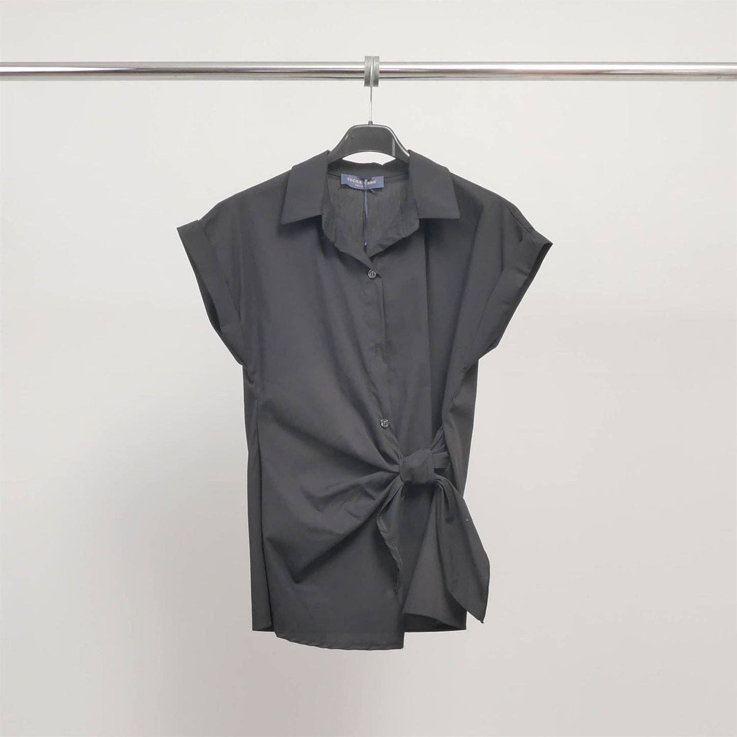 Camicia smanicata con collo sartoriale e nodo laterale