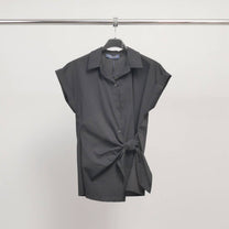 Camicia smanicata con collo sartoriale e nodo laterale