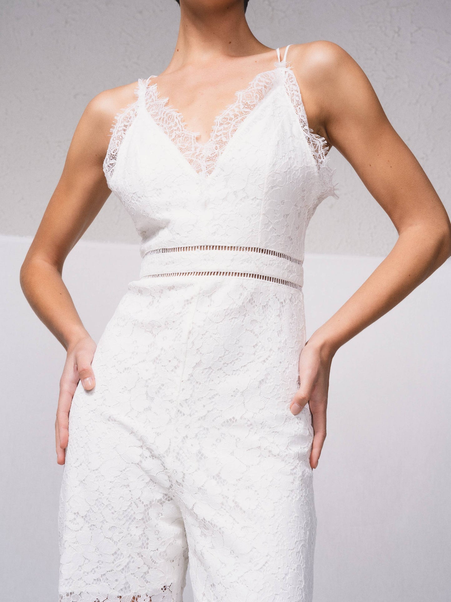 Tuta intera in pizzo con scollo a V e spalline incrociate