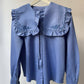 Camicia blu con colletto alla marinara arricciato