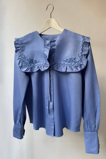 Camicia blu con colletto alla marinara arricciato