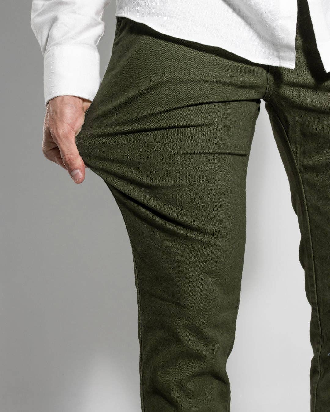 Pantaloni chino elasticizzati verde militare da uomo