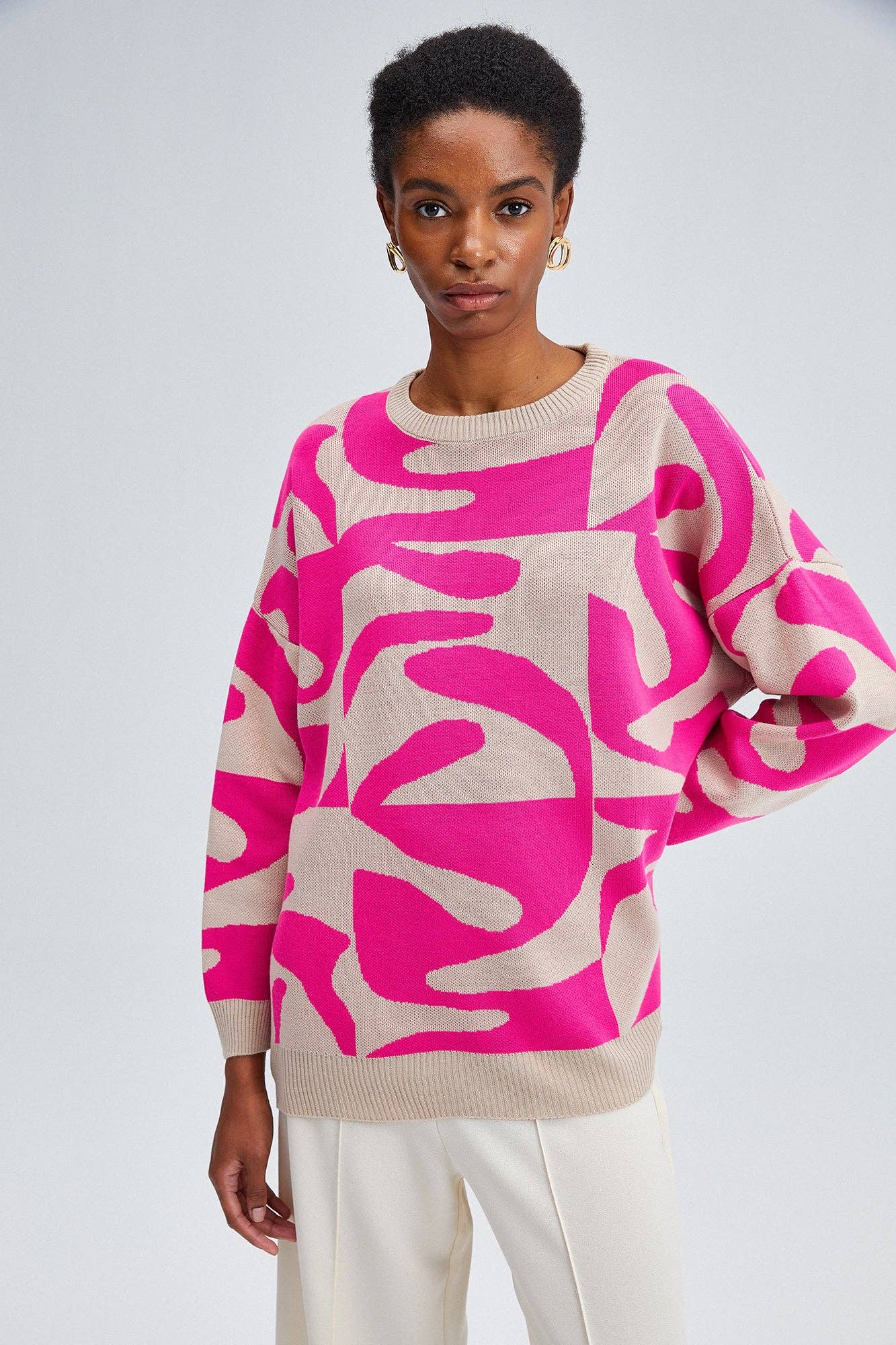 Maglione oversize in maglia con fantasia astratta rosa e beige